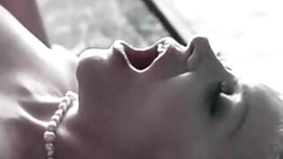 Дуже збуджена Японська красуня коду Рірі грає зі своєю секс відео мама син пиздою на дивані