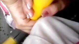 Спрагла сексу брюнетка Тіффані Брукс віддає свою голову перед божевільним сексом прямо на порно мами і сина столі боса